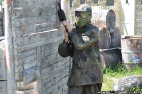 zamaskowany na paintballu