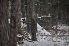 Strzelanie kulki paintball
